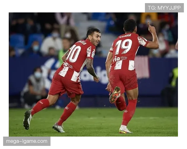 西甲球员近期交流互动频繁，赛场内外表现稳健